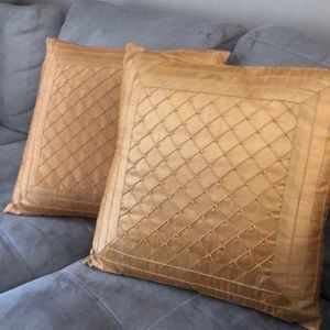 2 silk pillows